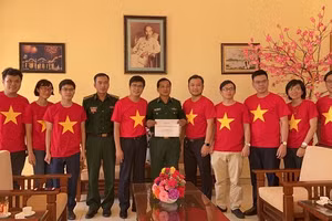 Đại diện Ban tổ chức tặng quà cho các đơn vị thuộc huyện Lý Sơn -Quảng Ngãi (Ảnh:BTC)