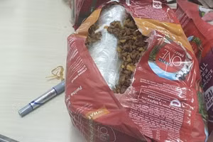 Ma túy được giấu tinh vi trong gói thực phẩm dành cho động vật. (Ảnh: Cục Hải quan TPHCM)