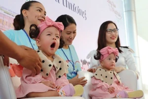 Trúc Nhi và Diệu Nhi trở về nhà và bắt đầu hành trình với cuộc sống bình thường như bao đứa trẻ khác (Ảnh: BVCC).