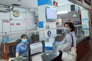 Hành khách mua vé trực tiếp hoặc mua vé qua mạng điện tử của ngành đường sắt