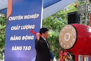 GS.TS. Nguyễn Thanh Long- Quyền Bộ trưởng Bộ Y tế đánh trống khai giảng năm học mới 2020 – 2021 tại ĐH Y Dược TPHCM.