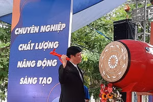GS.TS. Nguyễn Thanh Long- Quyền Bộ trưởng Bộ Y tế đánh trống khai giảng năm học mới 2020 – 2021 tại ĐH Y Dược TPHCM.