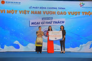 Đại diện Bộ GD&ĐT và nhãn hàng Cô Gái Hà Lan chính thức bàn giao các hạng mục đầu tư cho Trường Tiểu học Phú Hòa 3
