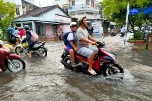 Triều cường làm nhiều tuyến đường tại Trung tâm thành phố Bạc Liêu ngập sâu.