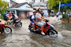 Triều cường làm nhiều tuyến đường tại Trung tâm thành phố Bạc Liêu ngập sâu.