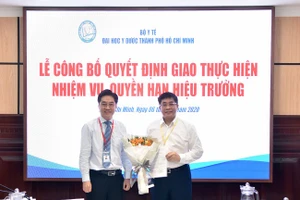 PGS. TS. Trần Diệp Tuấn – Bí thư Đảng ủy, Chủ tịch HĐT trao Quyết định cho
PGS.TS. Nguyễn Hoàng Bắc - Phó Hiệu trưởng. (Ảnh: H.Q)