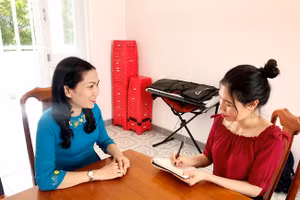 Nhà báo Lục Thị Khánh Chi (bên phải) đang phỏng vấn cô Song Thảo giáo viên Trường TH Nguyễn Thái Học TP.Vũng Tàu (Ảnh: NVCC)