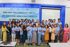 Các học viên nhận chứng chỉ quốc tế do Hiệp hội Montessori (AMI) cấp