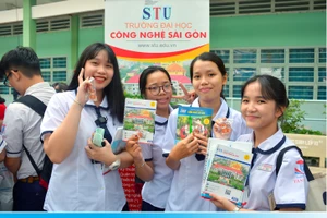 Học sinh đến thăm quan trải nghiêm tại Trường ĐH Công nghệ Sài Gòn. (Ảnh: NTCC).