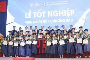 Khen thưởng sinh viên có thành tích học tập và bảo vệ luận văn tốt nghiệp loại giỏi. Ảnh: Thy Huyền