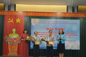 Bí thư Đảng ủy Khối Nguyễn Thị Minh Hồng cùng Phó bí thư Thường trực Đảng ủy Khối Nguyễn Thị Là trao kỷ niệm chương "Vì sự nghiệp kiểm tra của Đảng" cho 2 đồng chí Phạm Văn Xuân và Lê Văn Tâm