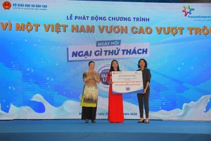 Đại diện Bộ GD&ĐT và nhãn hàng Cô Gái Hà Lan chính thức bàn giao các hạng mục đầu tư cho Trường Tiểu học Phú Hòa 3