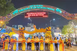 Quang cảnh buổi lễ ra mắt Phố đi bộ đêm khu vực Kỳ đài Quang Trung, Quận 10, TPHCM.