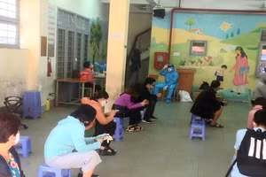 Nhân viên Trung tâm y tế Quận 10 đang lấy mẫu xét nghiệm các trường hợp tiếp xúc gần với các ca bệnh Covid-19 trên địa bàn (Ảnh: HCDC)