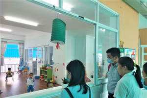 Đoàn giám sát công tác phòng chống bệnh Tay chân miệng tại trường học ở huyện Bình Chánh TPHCM. (Ảnh: HCDC).