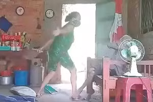 Người phụ nữ dùng tay và chổi đánh liên tục và mặt bà cụ. (Ảnh: cắt từ clip)