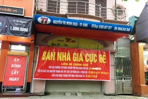 Tên Chủ tịch UBND TP Vinh in trên băng rôn rao "bán nhà giá cực rẻ"