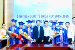 PGS.TS Lê Anh Phương – Hiệu trưởng Trường Đại học sư phạm Huế cùng lãnh đạo nhà trường chụp hình lưu niệm với các bạn sinh viên quốc tế 