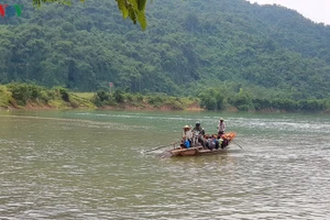 Không có cầu, đò ngang là phương tiện duy nhất phục vụ nhu cầu qua sông của người dân.