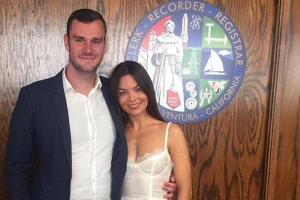 Scarlett Byrne và bạn trai đăng ký kết hôn tại tòa án.