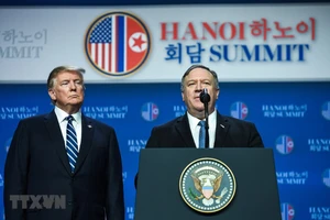 Ngoại trưởng Mỹ Mike Pompeo (phải) và Tổng thống Mỹ Donald Trump trong cuộc họp báo sau Hội nghị thượng đỉnh Mỹ - Triều lần hai ở Hà Nội ngày 28/2/2019. (Ảnh: AFP/TTXVN).