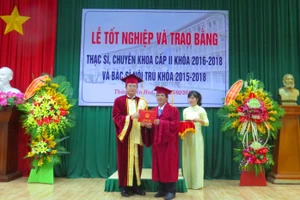  PGS.TS. Nguyễn Vũ Quốc Huy - Phó Hiệu trưởng phụ trách Trường ĐH Y dược, ĐH Huế trao bằng cho học viên tại lễ tốt nghiệp