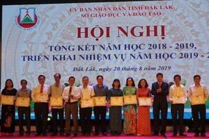 Khen thưởng các tập thể đạt thành tích cao trong năm học 2018-2019
