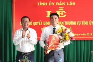 Đại tá Trịnh Ngọc Quyên (trái) nhận Quyết định điều động và bổ nhiệm của Bộ trưởng Bộ Công an.