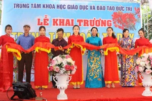 Lãnh đạo Trung tâm KHGD&ĐT Đức Trí cùng các vị đại biểu cắt băng khai trương Trung tâm Toán tư duy