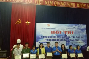 Trần Thị Hoa (thứ 4 từ bên trái) nhận giải thưởng trong Hội thi “Tin học khối cán bộ, công chức, viên chức trẻ tỉnh Điện Biên lần thứ I năm 2016”. Ảnh: Minh Thịnh.