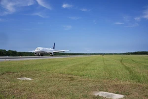 2 ngôi mộ kỳ lạ nằm trên đường băng sân bay Savannah/Hilton Head.