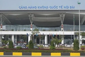 Bị nhắc nhở đỗ xe sai quy định, tài xế taxi rút dao uy hiếp nhân viên an ninh sân bay Nội Bài 