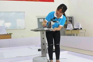 SV Nguyễn Thị Bích Thùy thực hành kỹ năng nghề. Ảnh: Anh Quang