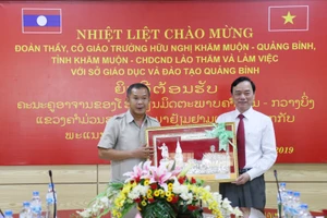 Đoàn công tác Trường Hữu nghị Khăm Muộn tặng quà lưu niệm cho đại diện lãnh đạo Sở GD&ĐT Quảng Bình