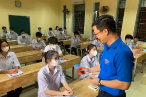 Bí thư Tỉnh đoàn Bắc Giang Thân Trung Kiên thăm, động viên thí sinh trước giờ làm thủ tục thi.