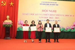 Bà Nguyễn Thị Ngọc - Phó Giám đốc Sở GD&ĐT khen thưởng tập thể có thành tích cao tại "Cuộc thi Xây dựng thiết bị dạy học số" lần thứ I, trong đó có Phòng GD&ĐT Thành phố Từ Sơn. 