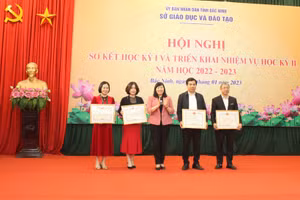 Bà Nguyễn Thị Ngọc - Phó Giám đốc Sở GD&ĐT khen thưởng tập thể có thành tích cao tại "Cuộc thi Xây dựng thiết bị dạy học số" lần thứ I, trong đó có Phòng GD&ĐT Thành phố Từ Sơn. 