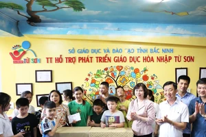 Phó Chủ tịch Thường trực HĐND tỉnh Bắc Ninh - Trần Thị Hằng tặng quà Trung tâm hỗ trợ phát triển giáo dục hòa nhập Từ Sơn.