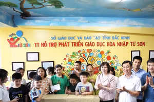 Phó Chủ tịch Thường trực HĐND tỉnh Bắc Ninh - Trần Thị Hằng tặng quà Trung tâm hỗ trợ phát triển giáo dục hòa nhập Từ Sơn.
