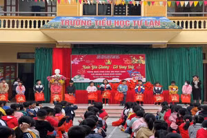 Trường Tiểu học Tự Lan tổ chức trao tặng quà Tết cho học sinh nghèo.