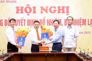 Chủ tịch UBND tỉnh Bắc Giang Lê Ánh Dương trao quyết định bổ nhiệm Giám đốc Sở Xây dựng cho ông Nguyễn Việt Phong (ngoài cùng bên trái) và quyết định bổ nhiệm lại cho ông Bạch Đăng Khoa - Phó Giám đốc Sở GD&ĐT.