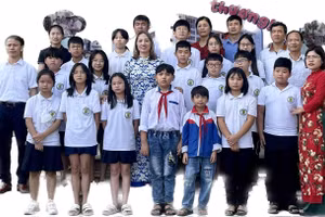 Các em Trịnh Viết Long, Trịnh Viết Sang chụp ảnh cùng tập thể lớp 6A2 KBIS, giáo viên chủ nhiệm và cô Phạm Liên Hương - Giám đốc KBIS (Ảnh TL).