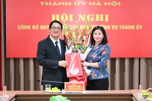 Phó Bí thư Thường trực Thành ủy Hà Nội - Nguyễn Thị Tuyến trao quyết định cho ông Vũ Hà tại Ban Dân vận Thành ủy.