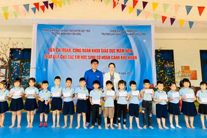 Bà Đỗ Thị Hương - Trưởng phòng GD&ĐT huyện Việt Yên và anh Đoàn Hữu Huân - Bí thư Đoàn trường Cao đẳng Sư phạm Trung ương tặng quà cho học sinh. 