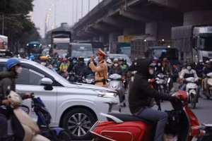 Tình hình giao thông chiều 2/1 tại tuyến phố Hà Nội.