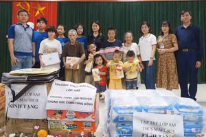 Đoàn thiện nguyện trao quà cho học sinh, người dân có hoàn cảnh khó khăn tại Cơ sở bảo trợ xã hội tổng hợp.