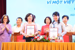 PGS.TS. Lương Mai Anh, Cục trưởng Cục Quản lý Môi trường y tế và Bà Lê Thị Hồng Nhi, Phó Chủ tịch Qũy Unilever Việt Nam, Giám đốc Truyền thông đối ngoại và Phát triển bền vững tại Lễ ký kết.