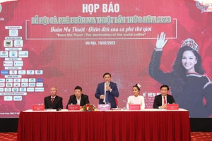 Quang cảnh buổi họp báo. 