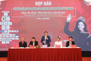 Quang cảnh buổi họp báo. 