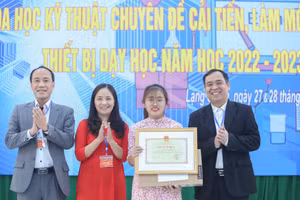 Phòng GD&ĐT huyện Lạng Giang cũng khen thưởng cô Nguyễn Thị Loan - GV trường Tiểu học Dương Đức đạt giải Nhì trong Cuộc thi Xây dựng thiết bị dạy học số lần thứ I - năm 2022.